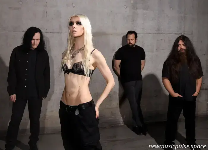 Eindringlich, schwer und lebendig: The Pretty Reckless kehren mit „For I Am Death“ zurück - Atwood Magazine