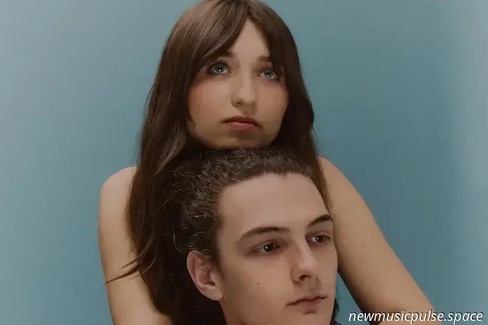 „I Don’t Wanna Be Fragile“: Jake & Shelby legen in „Fragile“ ihre Seelen offen, ein zutiefst intimes Indie-Pop-Bekenntnis – Atwood Magazine