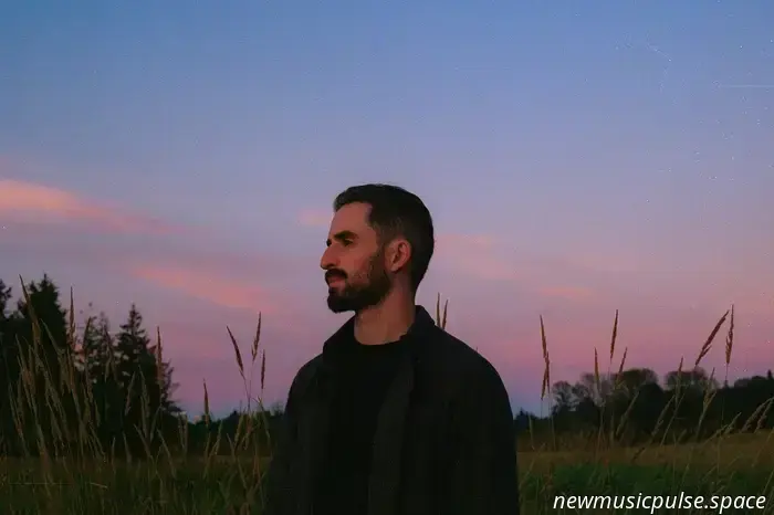 „For Honour, For Family, For Harmony“: Luca Fogale präsentiert „For“, eine fesselnde Indie-Folk-Hingabe - Atwood Magazine