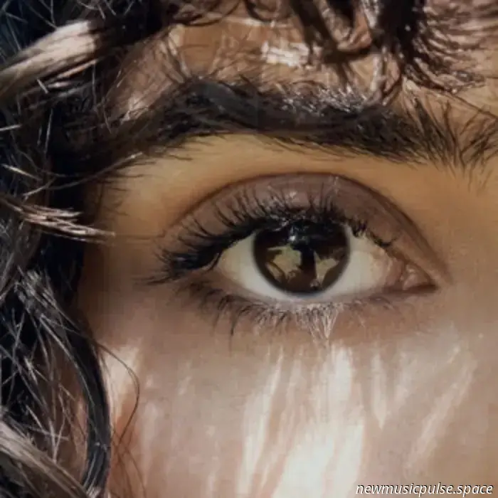 Artista da tenere d'occhio: Asha Banks si abbandona all'istinto in "Rerun", un confessionale meravigliosamente crudo su desiderio, dubbio e lasciar andare - Atwood Magazine