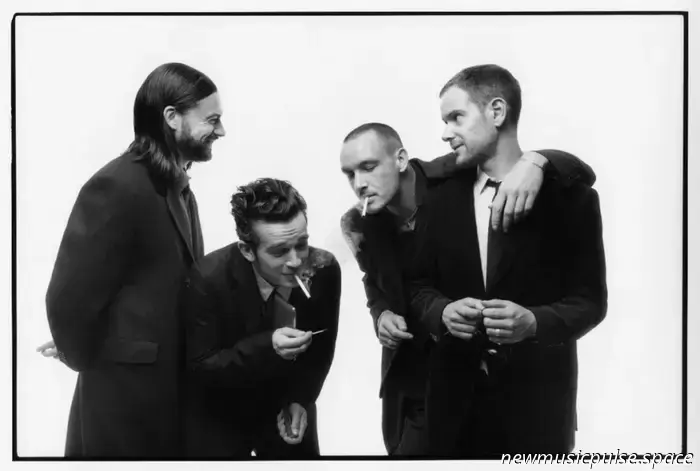 The 1975 treten als Headliner beim Glastonbury Festival auf.