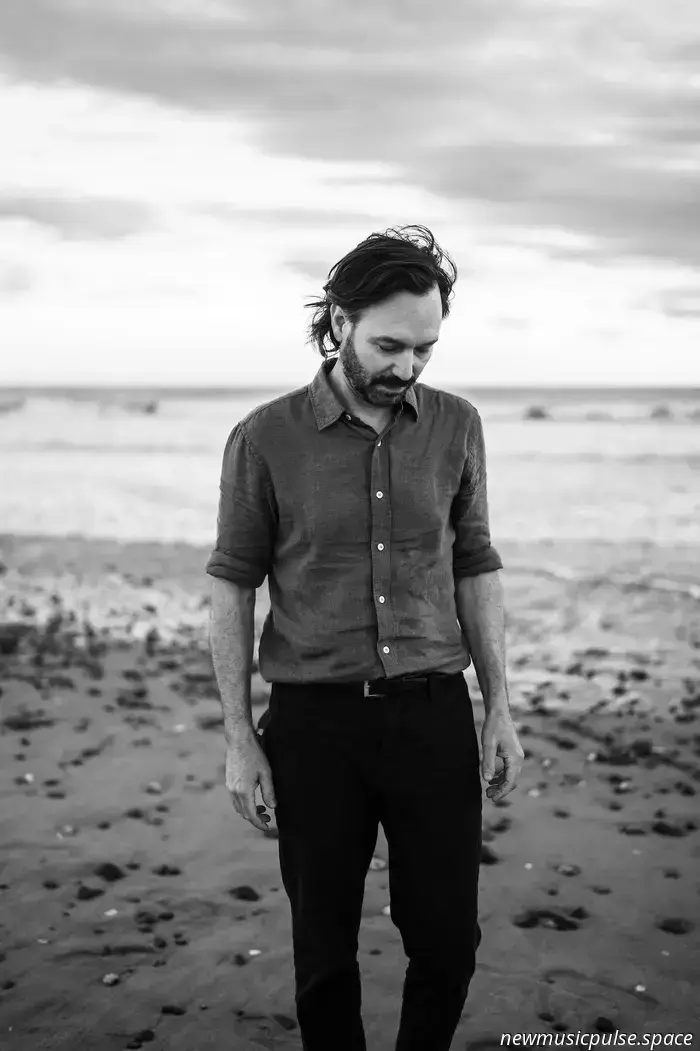 Matt Pond PA fa rivivere il passato con il video inedito del 2005 per “Halloween”, un pezzo malinconico e struggente, tra i più notevoli dell'amato, autunnale e discretamente struggente ‘Several Arrows Later’. Pubblicato oggi insieme alla riedizione per il 20° anniversario dell'album — una sontuosa edizione in doppio vinile e digitale con nuove versioni acustiche, demo e rarità — arriva giusto in tempo per le migliori (o peggiori) feste di Halloween della stagione, oltre che per il prossimo tour celebrativo della band negli Stati Uniti.