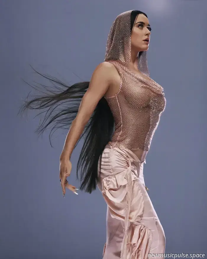 «Artificial» di Katy Perry è un sogno febbrile futuristico d'amore, illusione e connessione umana - Atwood Magazine