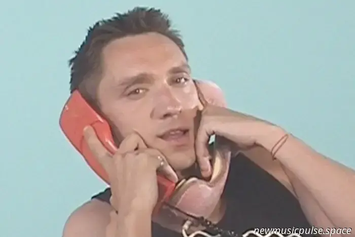Oliver Sim veröffentlicht neue Single „Telephone Games“.