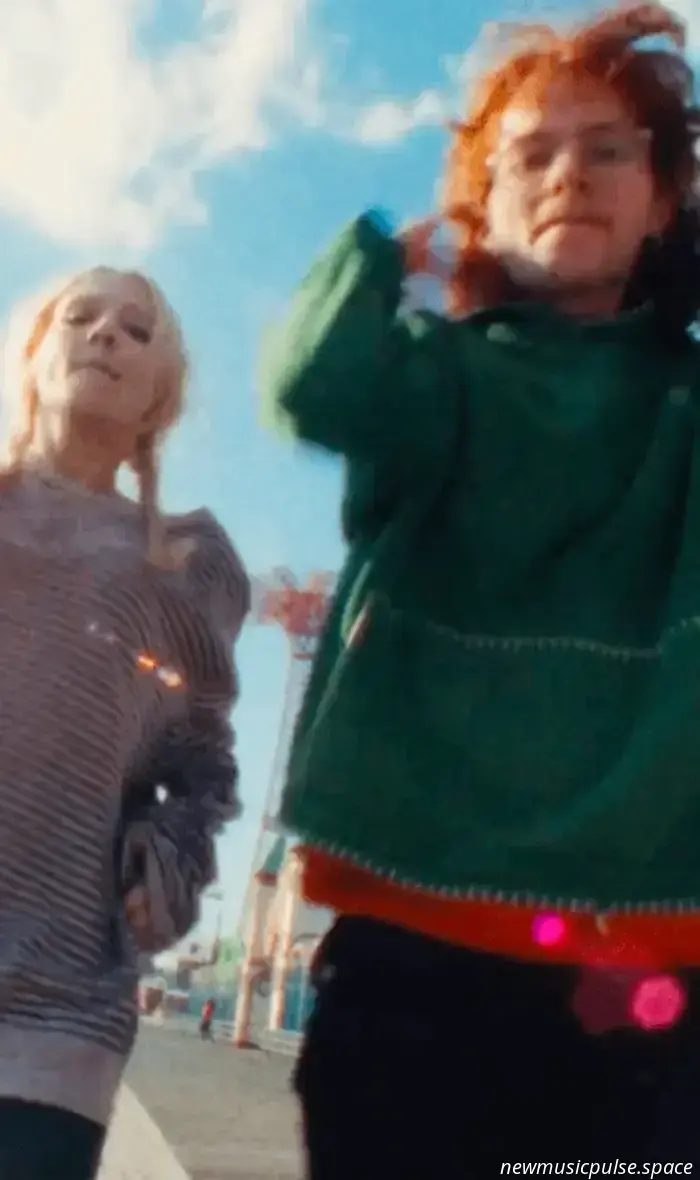 Cavetown e Chloe Moriondo collaborano a 'Sailboat'.