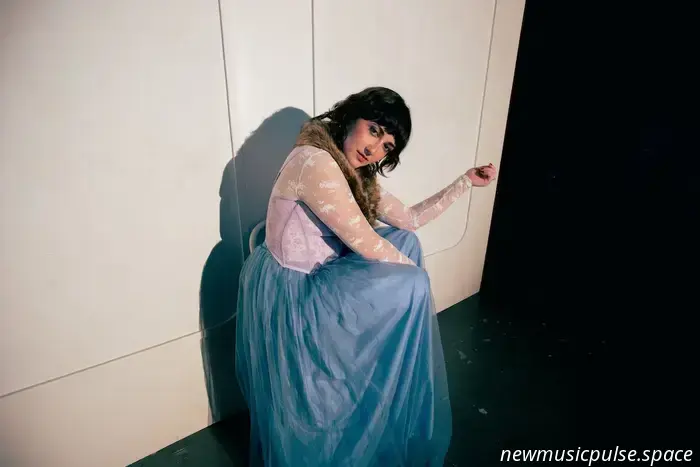 Corazones inquietos y Griales sagrados: BEL canaliza el anhelo de ambición en "I Want", un himno íntimo para grandes soñadores y almas sensibles - Atwood Magazine