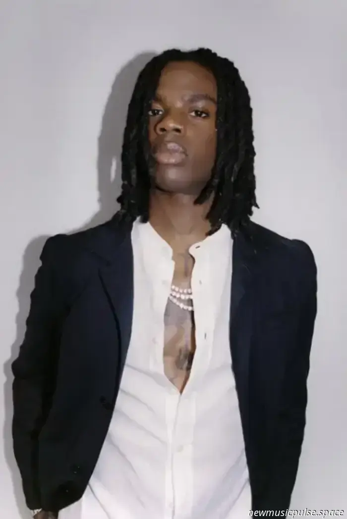 Rema presenta il nuovo singolo "Kelebu" e lancia la sfida di danza