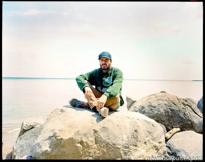 Reportaje: Petey USA sobre convertir pensamientos privados en espacio compartido y las verdades ficticias de «The Yips» - Atwood Magazine