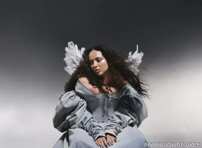 JADE kündigt Debüt-Soloalbum ‘THAT'S SHOWBIZ BABY!’