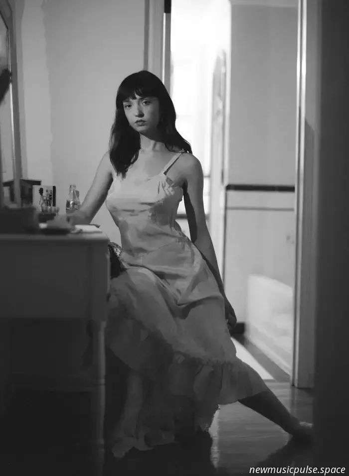 Артист, за которым стоит следить: Крисси расцветает с нежной силой в «Sore» и её до боли интимном и освобождающем EP «Slight Turn» — Atwood Magazine