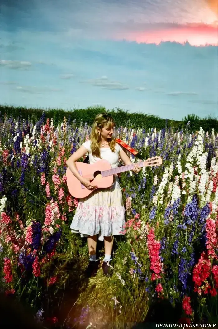 Sarah Gargano verbindet sich mit Nico in „garden grow“, ihrem letzten Song vor ihrem neuen Bühnennamen ‚Paper Girl‘ – Atwood Magazine