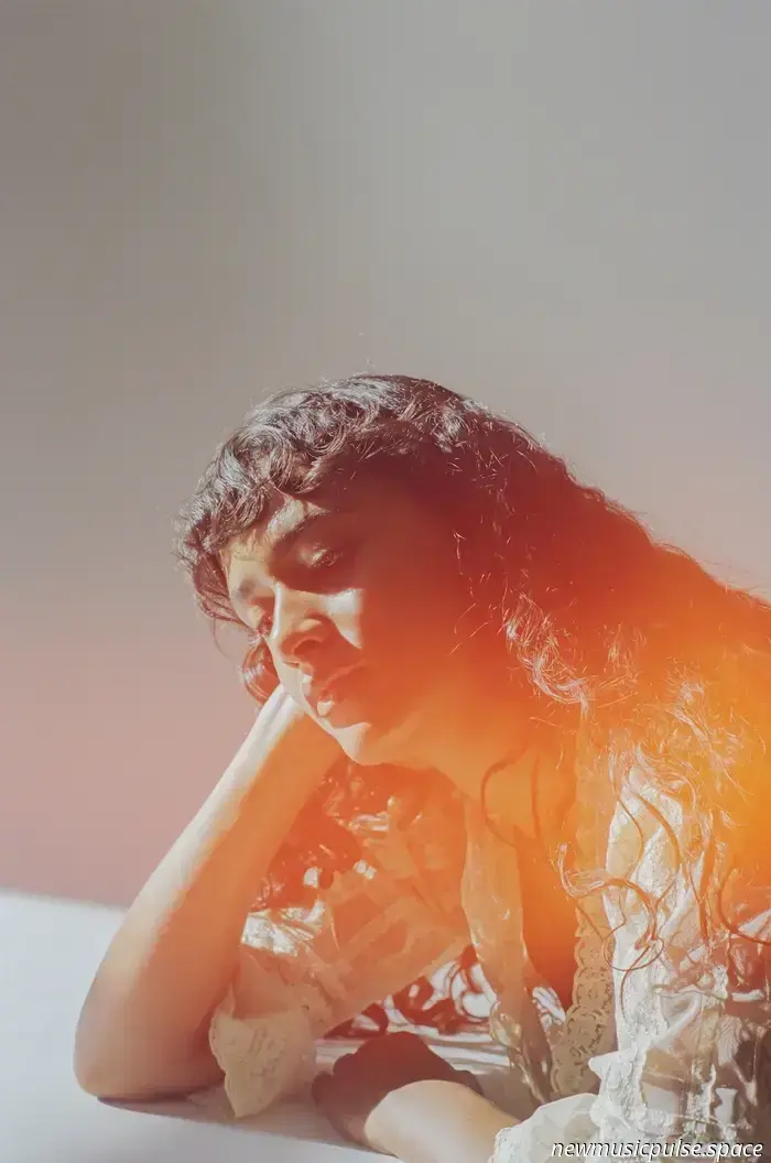 Aufstrebende Künstlerin: Marem Ladson stellt sich ihrer Vergangenheit und findet auf „Cavity“, einer verträumten Indie-Folk-Tagträumerei, ihre Stimme – Atwood Magazine