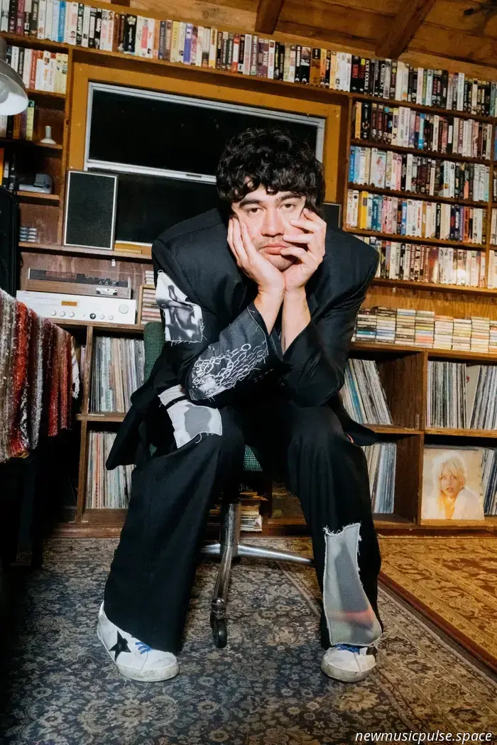 Interview: Calum Hood of 5SOS Discusses Embracing His Individuality with the Solo Debut ‘ORDER chaos ORDER’ - Atwood Magazine
