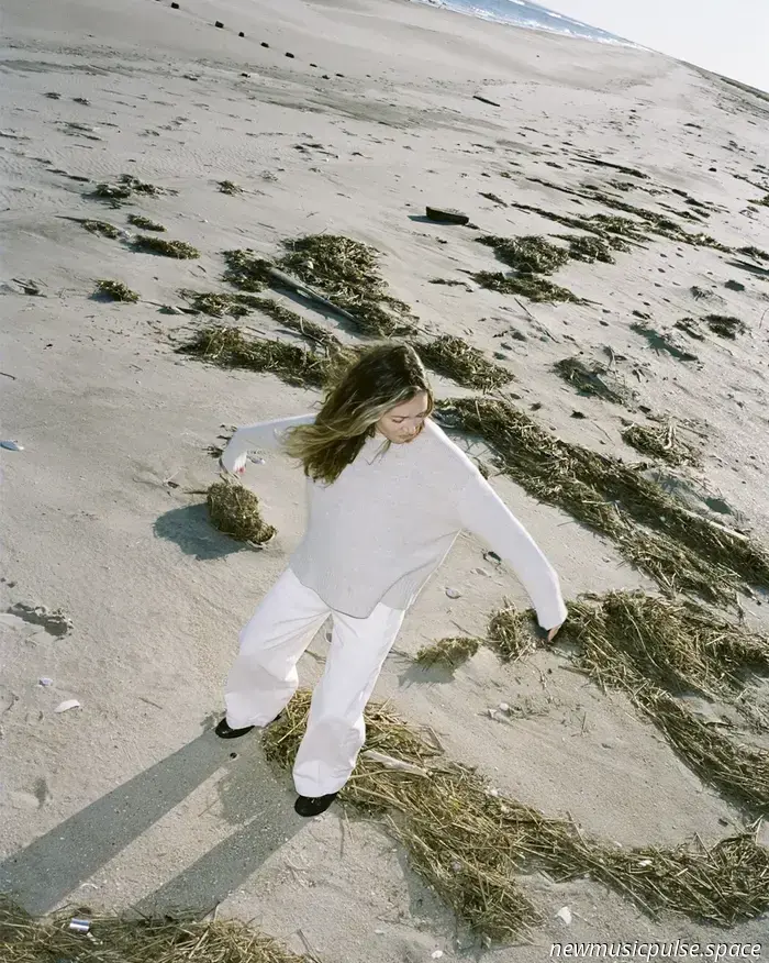 „Du hast mich als nett abgestempelt“: Ski Team setzt sich auf „Santa“ mit Verlangen, Zurückhaltung und der Gnade von Grenzen auseinander – Atwood Magazine