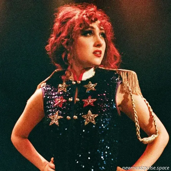 Ранее в этом году появилась история, которая, по-видимому, преследует новостные издания и музыкальных фанатов: Лола Янг отменила все предстоящие концерты, чтобы поставить здоровье на первое место. Новость появилась после широко разошедшегося видео, на котором британская звезда теряет сознание на сцене в разгаре выступления. Событие было шокирующим для зрителей, и тем не менее его снимали и выкладывали под всеми углами в социальных сетях. Но что важнее, этот побудительный инцидент вновь разжёг давний спор на периферии мировой музыкальной индустрии — спор о здоровье артистов и растущем давлении выступать.

Впоследствии Лола извинилась, в своём объяснении сосредоточив внимание на ожиданиях фанатов. «Я ухожу на какое‑то время. Мне больно говорить это, но я вынуждена отменить всё на обозримое будущее», — написала она в посте в Instagram. «Спасибо за всю любовь и поддержку. Мне очень жаль подвести тех, кто купил билет на моё выступление, мне это причиняет больше боли, чем вы можете представить. Разумеется, вы вправе на полный возврат средств.»

—

—

Не секрет, что разговоры о давлении на здоровье артистов значительно активизировались с начала десятилетия. Теперь такие темы, как зависимость и доходы, обсуждаются даже на самых престижных церемониях награждения. И вместе с ростом этих обсуждений мы также наблюдаем увеличивающееся давление, заставляющее артистов перерабатывать. Благодаря множеству факторов — от парасоциальных отношений, чрезмерной компенсации за отсутствие концертов в дни COVID до, конечно же, самого музыкального бизнеса — кажется, что расписания артистов заняты как никогда — до степени переутомления.

Если мы действительно хотим увидеть, насколько всё стало интенсивным, можно обратиться к самой иконе — Стиви Никс. В недавнем интервью Rolling Stone Никс прокомментировала гастрольное расписание недавно прославившейся Чэппелл Роан: «Мы с подругой посмотрели её расписание, и это было возмутительно. То, что она уже сделала, и то, куда она входит. Это так же плохо, как любое расписание, которое мы когда‑либо делали, а она новая и молода».

—

—

Именно гастрольное расписание Чэппелл Роан, о котором шла речь, остановилось прошлым летом, когда она снялась с хэдлайнерского выступления на фестивале All Things Go, заявив, что ей нужно поставить физическое и психическое здоровье на первое место. Но вместо потока сочувствия, которое получила Янг, Роан встретила волну негатива со стороны фанатов. Это реакция, с которой столкнулись многие артисты, поступившие так же, как Роан. Sam Fender, Fontaines D.C. и Bru‑C — лишь некоторые из множества артистов, почувствовавших гнев фанатов, когда ставили своё здоровье выше гастролей. Тогда встаёт вопрос — чем же решение Лолы Янг так отличается? Был ли в этом виноват тот факт, что её обморок увидел весь мир? Иными словами: должны ли мы наблюдать, как артисты доходят до точки истощения, чтобы нас услышали?

Кажется, что хотя тема психического здоровья постоянно набирает обороты в музыке, она всё чаще заглушается нарастающим требованием к артистам быть доступными в любой момент. Без внедрения мер по обеспечению благополучия любой человек будет испытывать трудности, отдавая так много себя своей работе ежедневно. Но когда работа включает всё более насыщенное гастрольное расписание и миллионы лиц следят за каждым твоим движением, последствия могут быть чрезвычайно вредными. Артисты обязаны быть перед фанатами максимально честными. Но всё чаще забывают, что у фанатов тоже есть обязанность — прислушиваться.

Связанный материал: Растущий кризис психического здоровья в музыкальной индустрии

—

Автор: Lily Blakeney‑Edwards

—