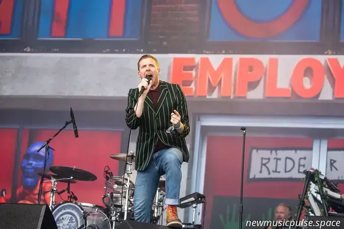 Kaiser Chiefs verlängern die 20‑Jahr-Feier ihres Albums ‚Employment‘ mit Tourdaten im Vereinigten Königreich 2026.