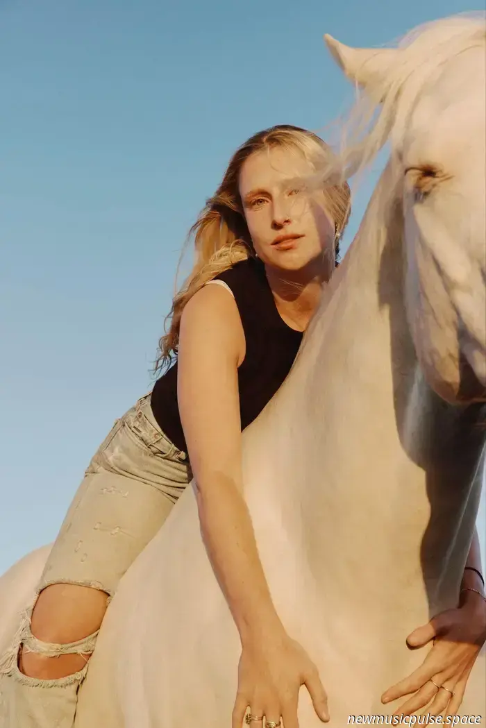 Feature: Billie Marten über Veränderung, die Geschenke menschlicher Fehler und das intime Schaffen von ‚Dog Eared‘ – Atwood Magazine