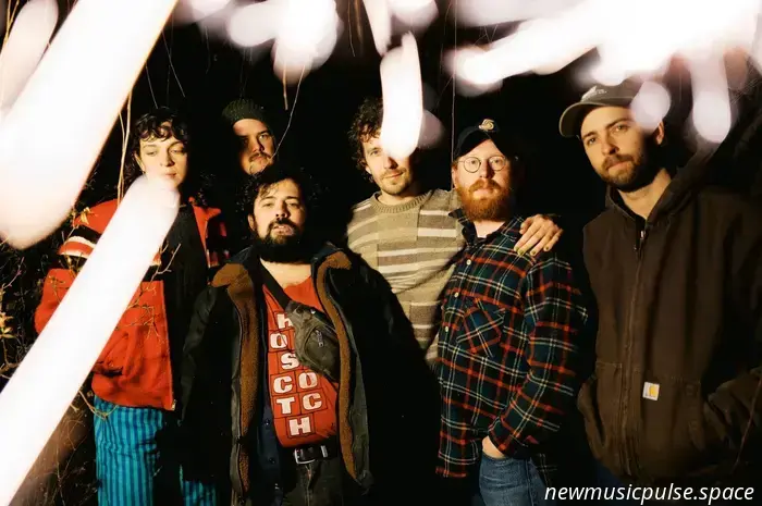 Heutiger Song: Fust heißen uns in ihrem Zuhause auf 'Mountain Language' willkommen - Atwood Magazine