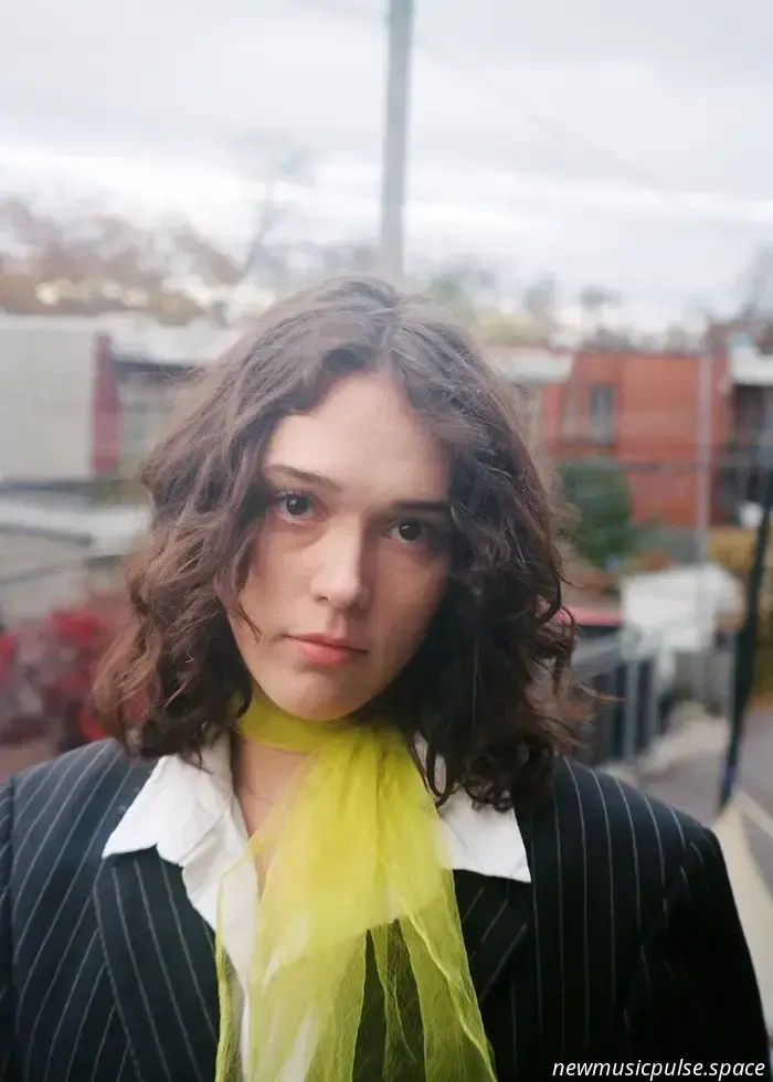 Interview: Alicia Claras Klangwellen schimmern und glänzen auf „Nothing Dazzled“ - Atwood Magazine