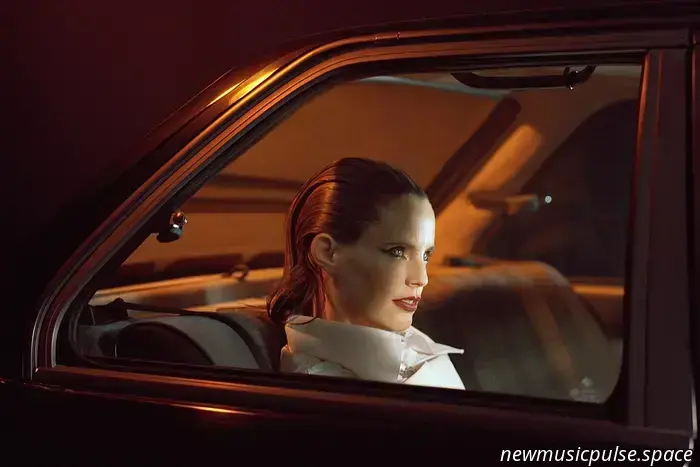 Анна Калви объединяется с Perfume Genius в захватывающем кавере на «I See A Darkness»