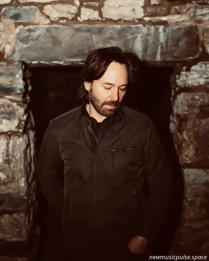 Matt Pond PA fa rivivere il passato con il video inedito del 2005 per “Halloween”, un pezzo malinconico e struggente, tra i più notevoli dell'amato, autunnale e discretamente struggente ‘Several Arrows Later’. Pubblicato oggi insieme alla riedizione per il 20° anniversario dell'album — una sontuosa edizione in doppio vinile e digitale con nuove versioni acustiche, demo e rarità — arriva giusto in tempo per le migliori (o peggiori) feste di Halloween della stagione, oltre che per il prossimo tour celebrativo della band negli Stati Uniti.