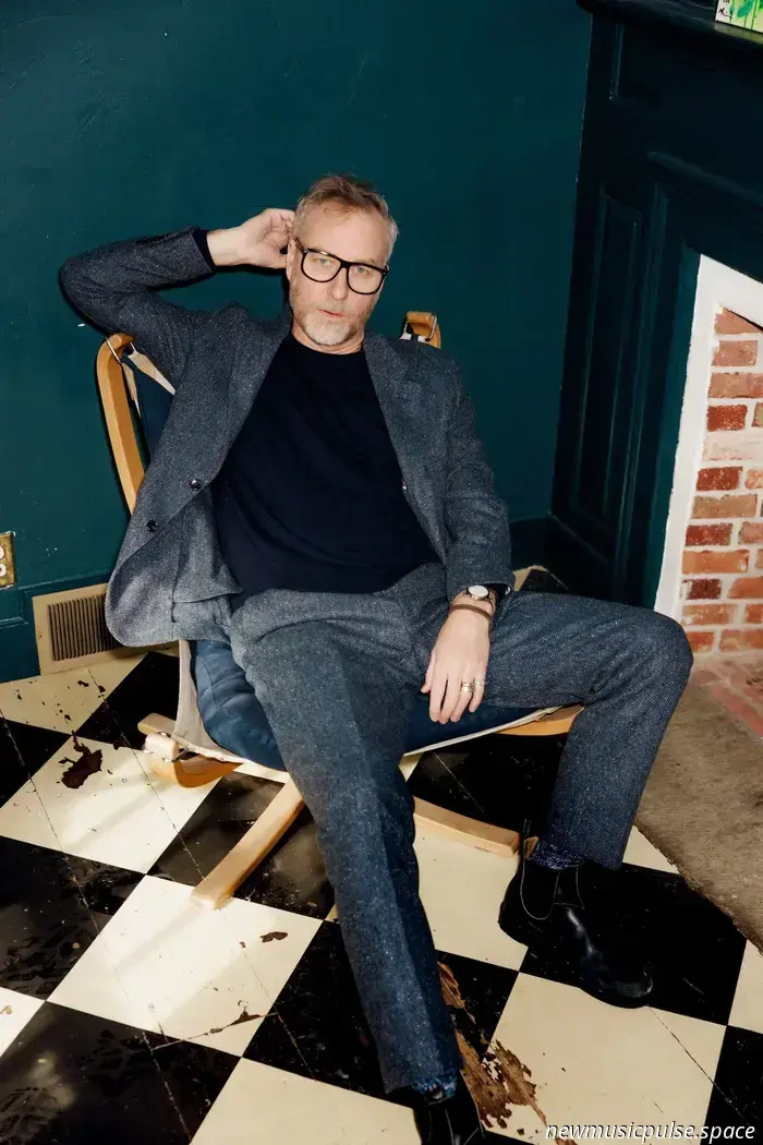 Reseña del álbum: Matt Berninger Continúa Ascendiendo en 'Get Sunk' - Atwood Magazine