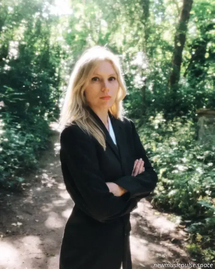 «How Can I» di Alice Costelloe è un'affermazione solista vivida e commovente.