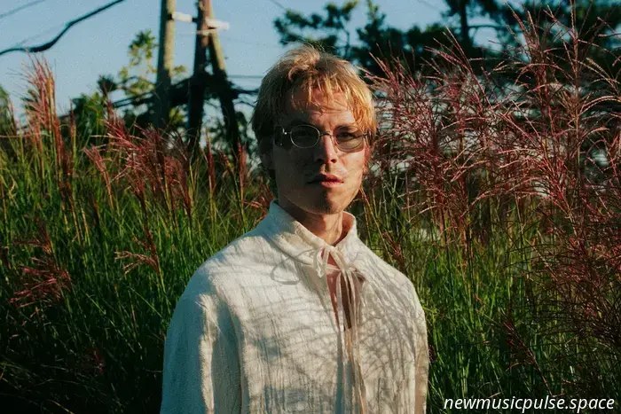 Interview: Fig Tape serviert „Forcefed Serenity“, einen genreübergreifenden Fiebertraum - Atwood Magazine