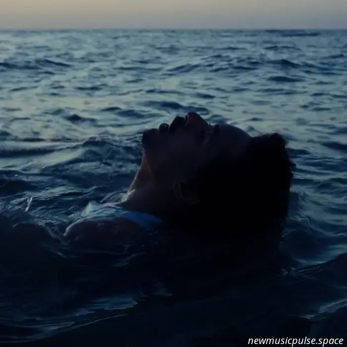 Künstler im Blick: Arno Sacco findet Stärke in Stille und Verletzlichkeit auf seinem seelenbewegenden Debüt „Blue Boy“ - Atwood Magazine