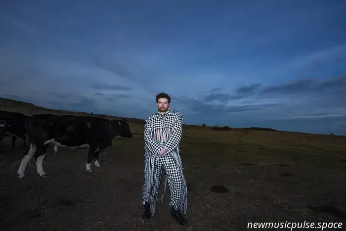 I grandi rischi di Jack Garratt vengono ripagati in 'Pillars', un album implacabile sull'amore, le cicatrici e la sopravvivenza - Atwood Magazine