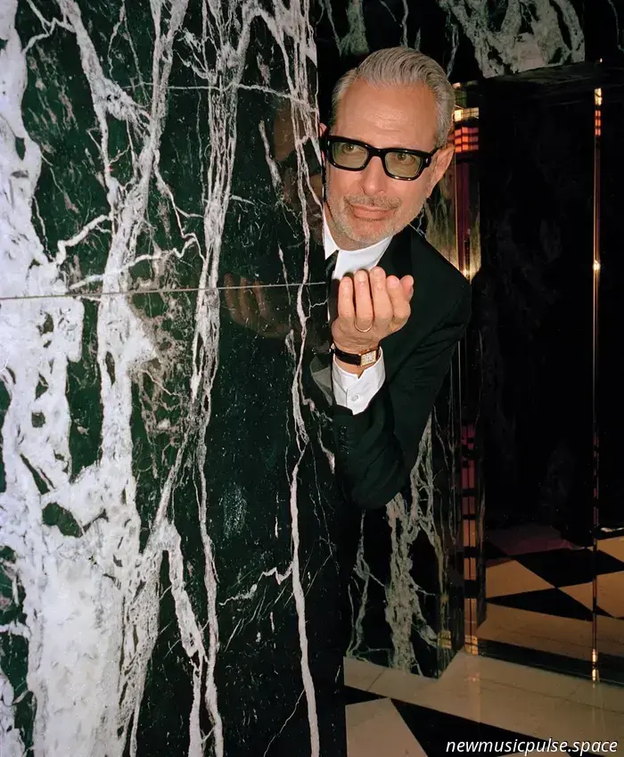 Interview: Jeff Goldblum swingt wieder mit 'Still Blooming' - Atwood Magazine