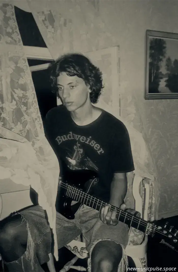 „Kühn, ehrlich und lebendig“: Louie Blue über die Gestaltung der warmen, stimmungsvollen, instinktgesteuerten Welt von ‚Blood & Bones‘ - Atwood Magazine