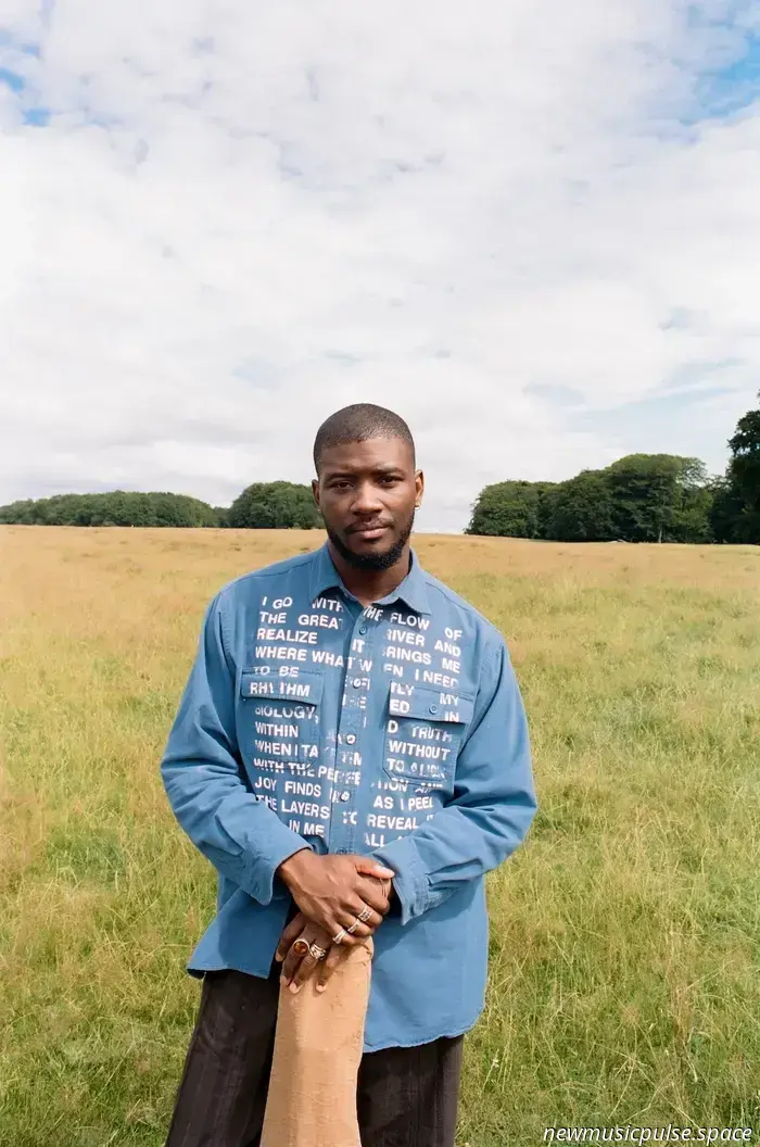 «Я не хочу ещё одну фантазию»: Эллиотт Скиннер воплощает свет, наследие и тихое осмысление в «RECALLING» — Atwood Magazine