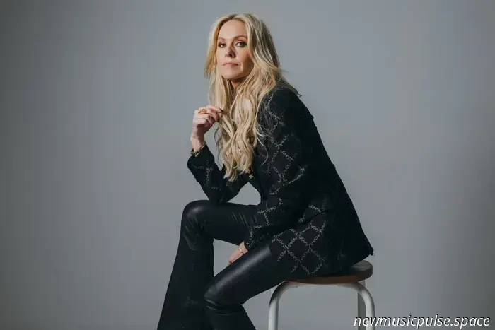 Von den Schatten ins Rampenlicht: Laura Evans’ „Out of the Dark“ strahlt hell - Atwood Magazine