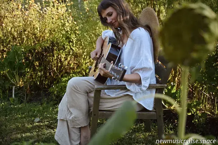 «The Heart Knows»: Изабель Рамбл мягко принимает перемены в своём втором альбоме «Hold Everything Lightly» — Atwood Magazine