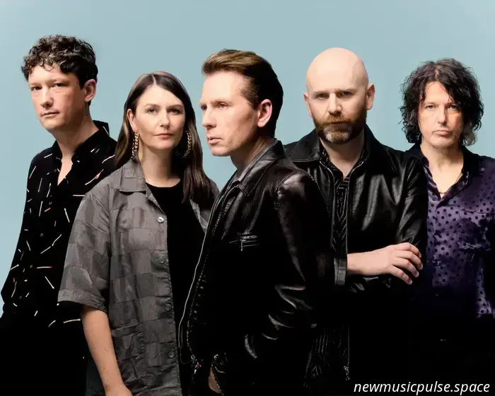 Franz Ferdinand holen Peter Capaldi bei Glastonbury auf die Bühne.