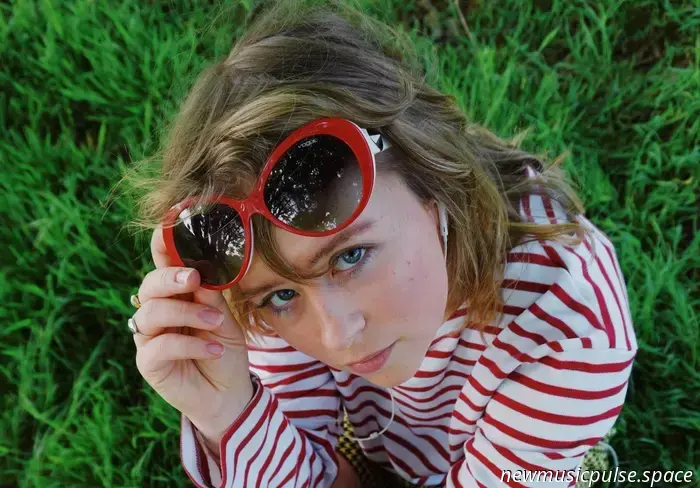 Artista da seguire: Little Dog Star debutta con "It’s You," un inno radioso all'amore, al desiderio e a Londra - Atwood Magazine