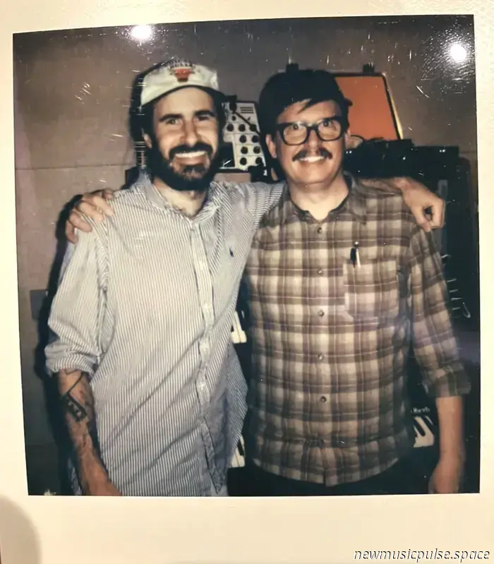 Reportaje: Petey USA sobre convertir pensamientos privados en espacio compartido y las verdades ficticias de «The Yips» - Atwood Magazine