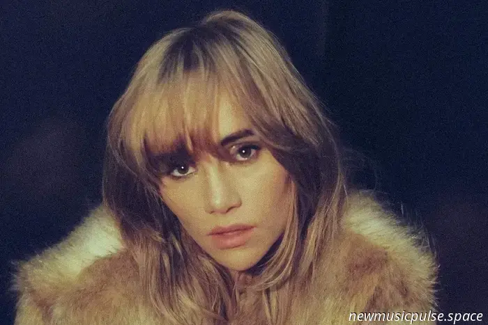 Suki Waterhouse comparte su fascinante nuevo sencillo 'Dream Woman'