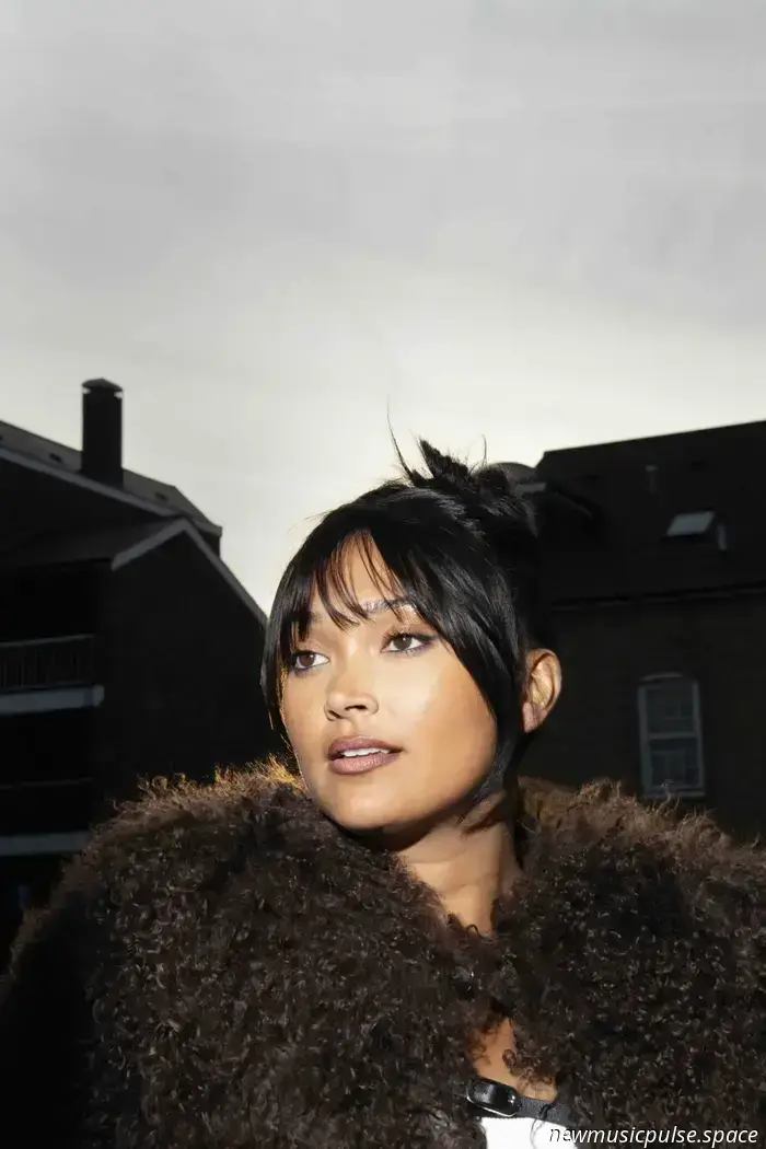 Joy Crookes und Sam Fender arbeiten zusammen an „Somebody To You“