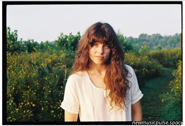 Emily Hines Anuncia Nuevo Álbum 'These Days'