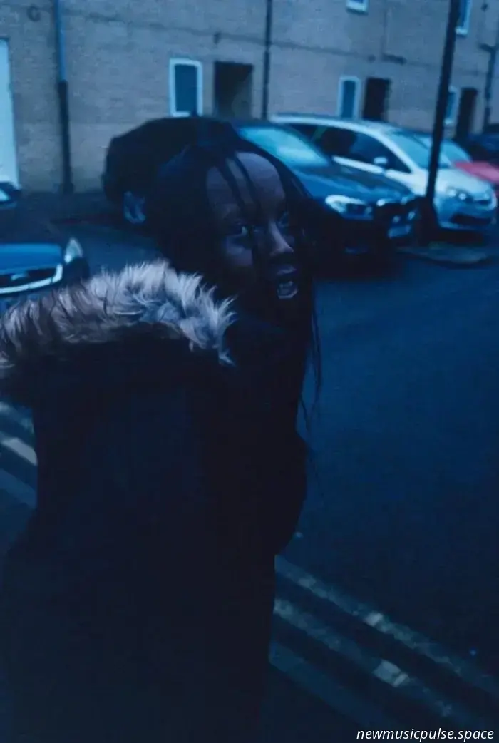 Klein kündigt die Deluxe-3LP des Mixtapes „sleep with a cane“ an.