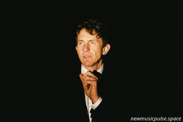 Buck Meek gibt Details zu seinem ergreifenden neuen Album „The Mirror“ bekannt.