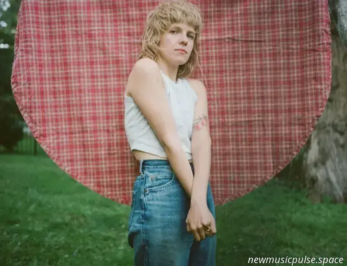 „Düster, romantisch und desorientierend“: Dead Gowns aus Maine kanalisiert Verlangen und Trauer in einen Indie-Folk-Sturm auf ihrem Debütalbum - Atwood Magazine