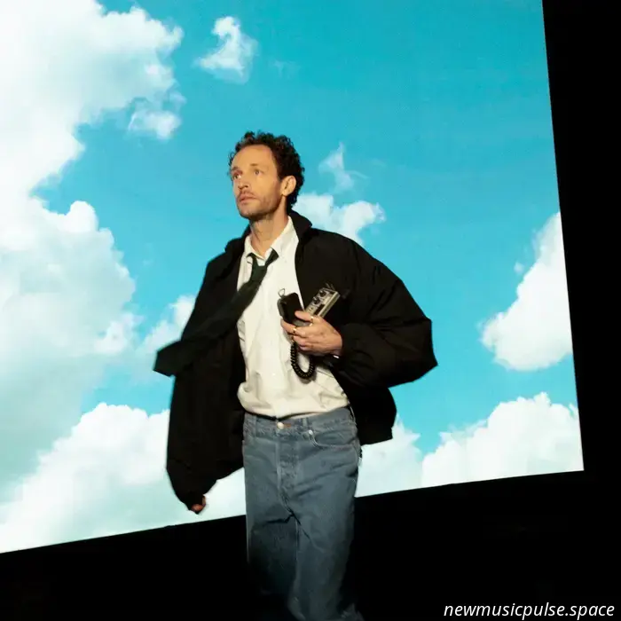 Interview: WRABEL setzt sich auf seinem kommenden Album „Up Above“ mit existenziellen Fragen auseinander - Atwood Magazine