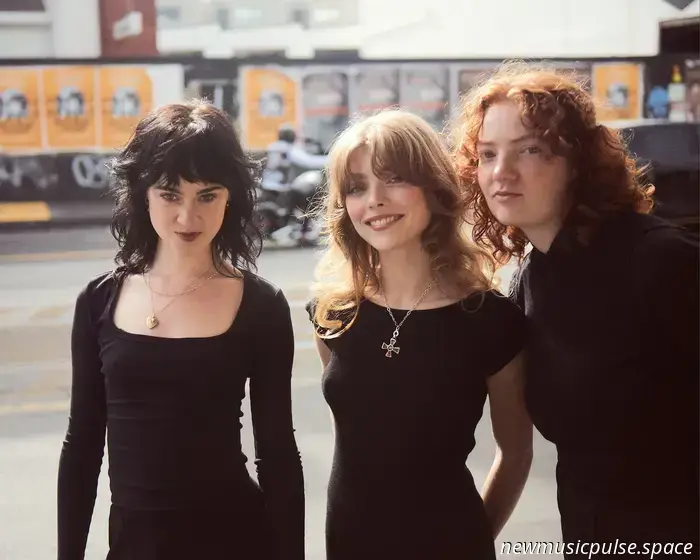 Intervista: il debutto dei Folk Bitch Trio presenta testi coraggiosi e armonie meravigliose - Atwood Magazine