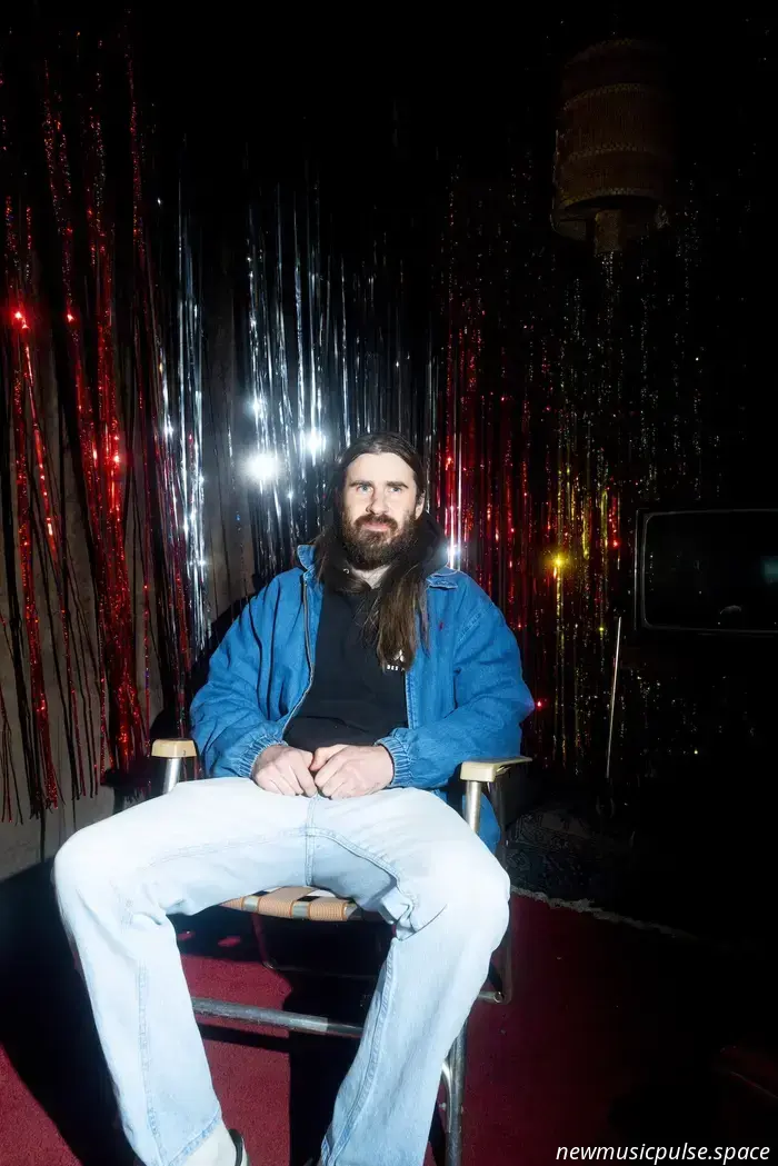 Reportaje: Petey USA sobre convertir pensamientos privados en espacio compartido y las verdades ficticias de «The Yips» - Atwood Magazine