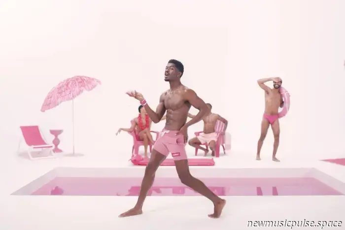 Lil Nas X lanza un video rosado para la última canción 'HOTBOX'