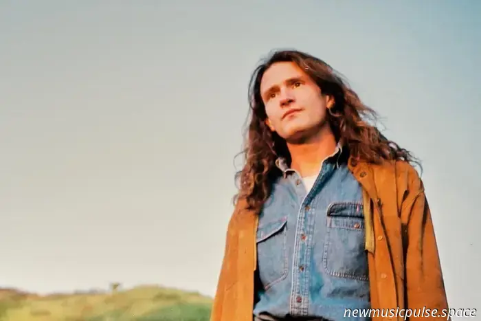 Estreno: Elijah Berlow captura el dolor de los sentimientos no expresados en “impatient by the continental divide,” un ensueño indie-folk suave y conmovedor - Atwood Magazine