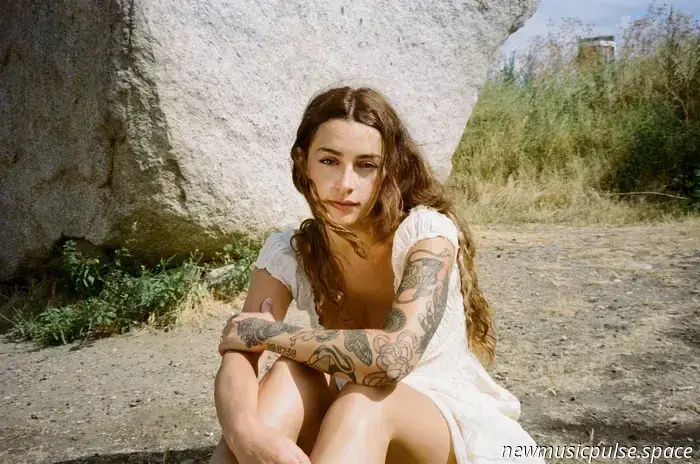 «La mia creatività arriva a ondate» Eleni Drake intervistata